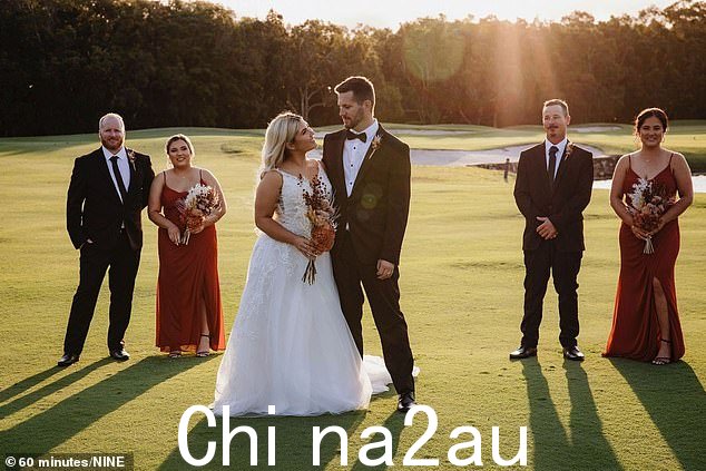 Ellie Smith 和 Jake Gliddon 在努萨举行的私人仪式上结婚,其中 Cleo 和她的妹妹 Isla 担任伴娘
