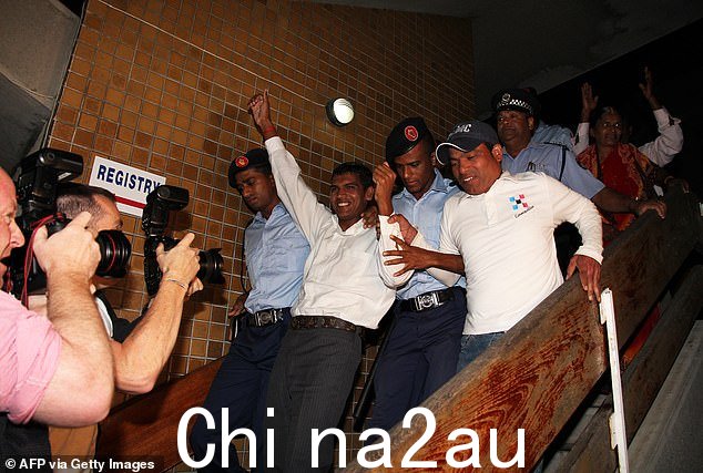 Avinash Treebhowoon (C) 在 2012 年 7 月 12 日谋杀米凯拉的罪名被宣告无罪后向空中挥拳