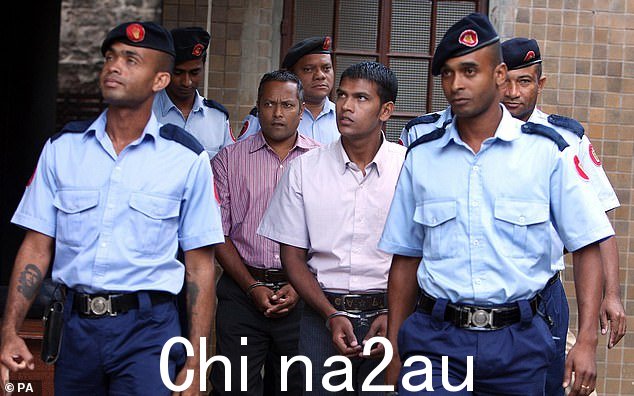 Avinash Treebhoowoon,30 岁(右)和 Sandip Moneea,42 岁,在毛里求斯路易港最高法院,米凯拉审判第 11 天