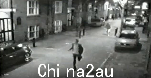 摄像机拍摄到:皮特·多尔蒂从马克·布兰科去世的公寓楼跑出来的闭路电视录像