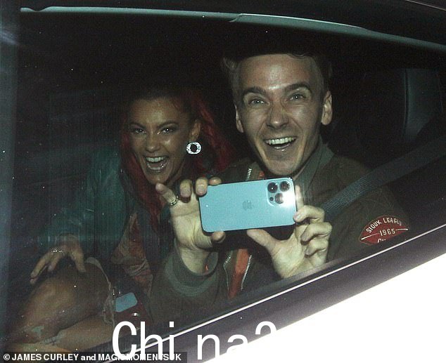 可爱:34 岁的黛安·巴斯韦尔 (Dianne Buswell) 与她的男友、前严格名人乔·萨格 (Joe Sugg) 一起,32 岁