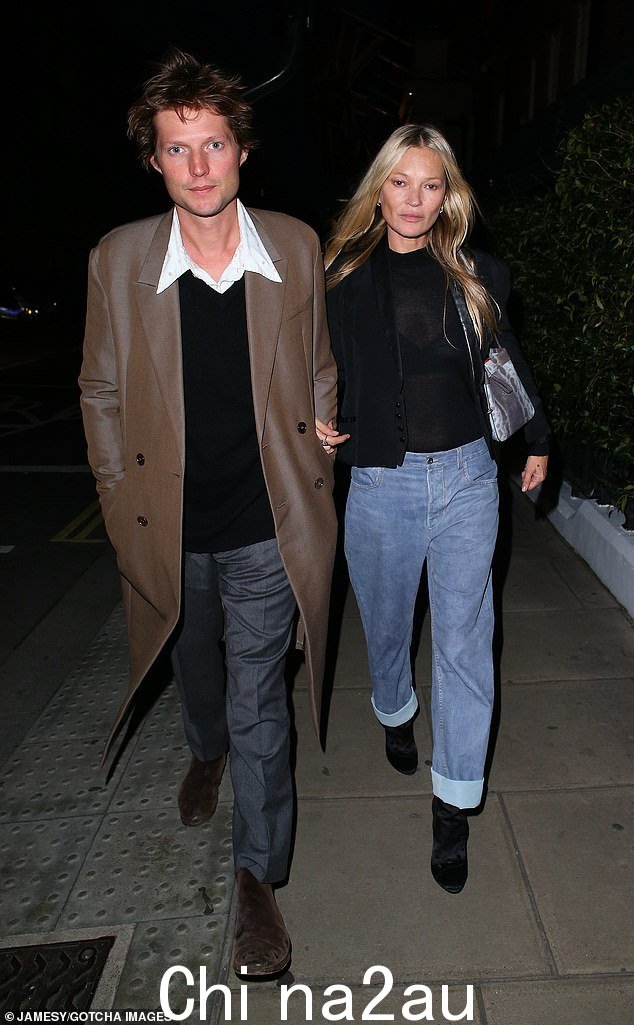 回归?凯特·莫斯 (Kate Moss) 与传闻中的前男友尼古拉·冯·俾斯麦伯爵 (Count Nikolai von Bismarck) 一起在梅菲尔度过了一个迷人的夜晚