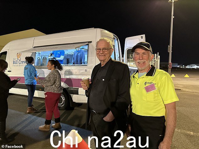 Bill Crews 基金会因向悉尼无家可归者提供食物而闻名,通过出售 Bill Mawhinney 破旧的 Clovelly 半挂车获得了 455 万澳元。图为:比尔·克鲁斯牧师(右二)在他的慈善机构的一辆餐车前