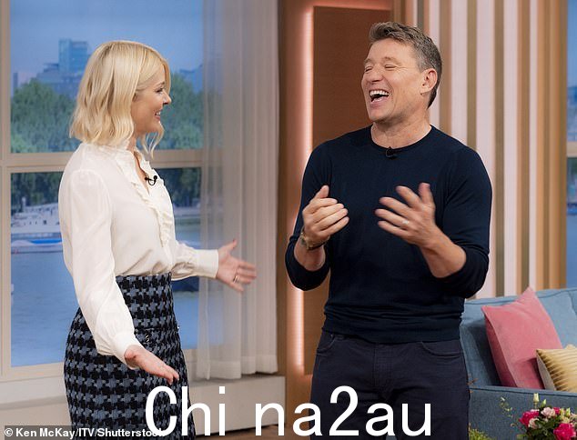 高兴:48 岁的早安英国主持人与霍莉·威洛比 (Holly Willoughby) 一起出现在周一的节目中,今年早些时候菲利普·斯科菲尔德 (Phillip Schofield) 毫不客气地退出后,联合主持人名单仍在继续