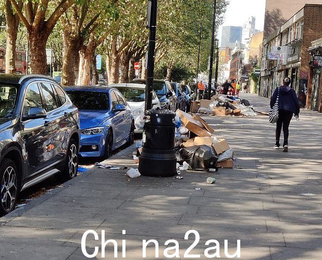 今天,由于为期两周的垃圾箱罢工正在进行,塔尔哈姆莱茨 (Tower Hamlets) 的怀特查佩尔路 (Whitechapel Road) 的垃圾箱已满溢