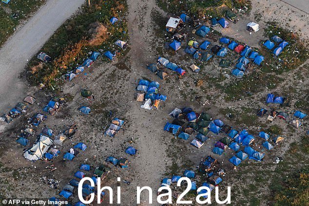 法国北部加莱市郊区难民营的帐篷(文件图片)