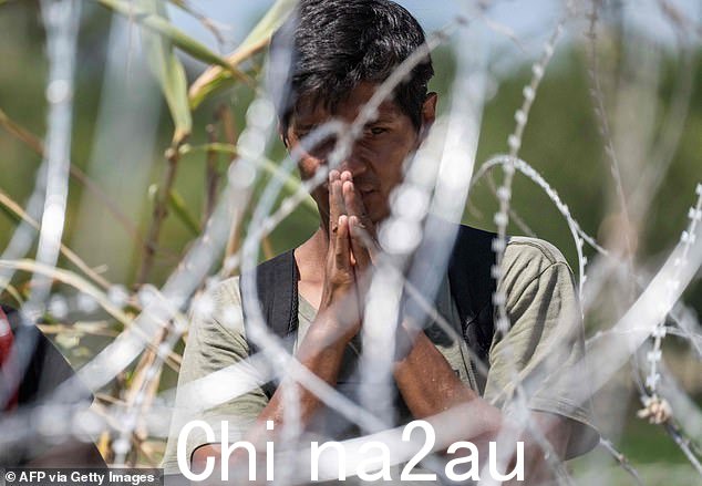 来自世界各地的移民继续通过南部边境涌入美国,给拜登政府带来更多麻烦