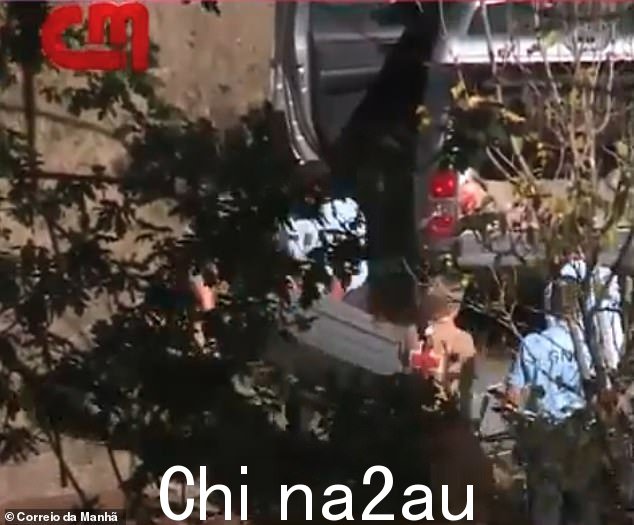 警察将受害者尸体运送到等候车辆的无人机镜头