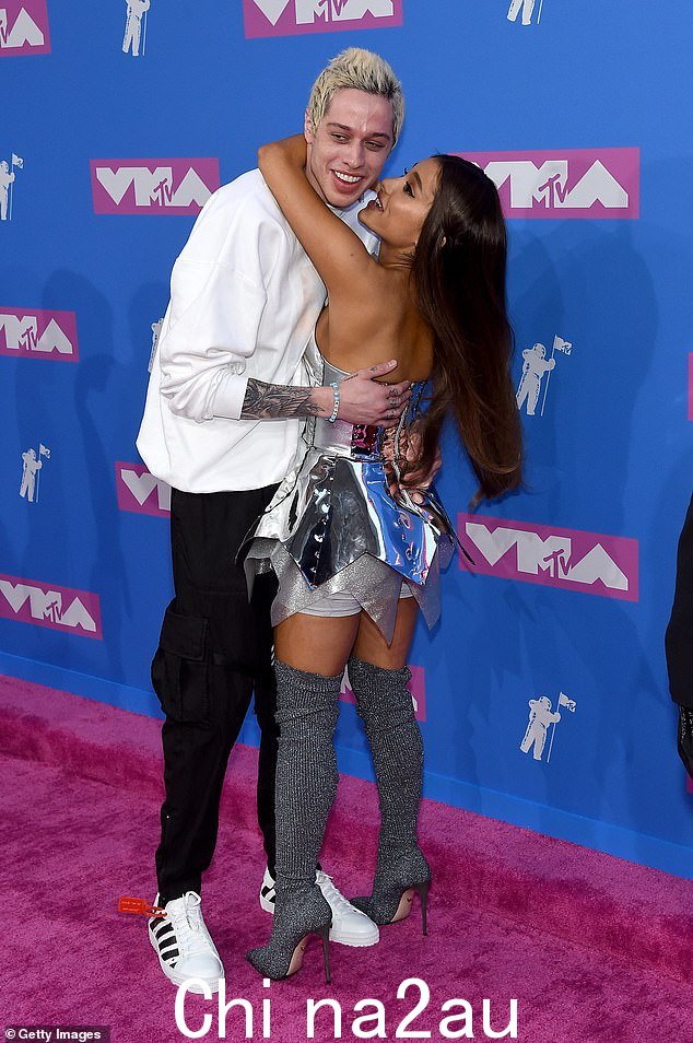 过去的恋情:周六夜现场校友曾于 2018 年与歌手 Ariana Grande 订婚; 2018 年 8 月在纽约见到的前情侣