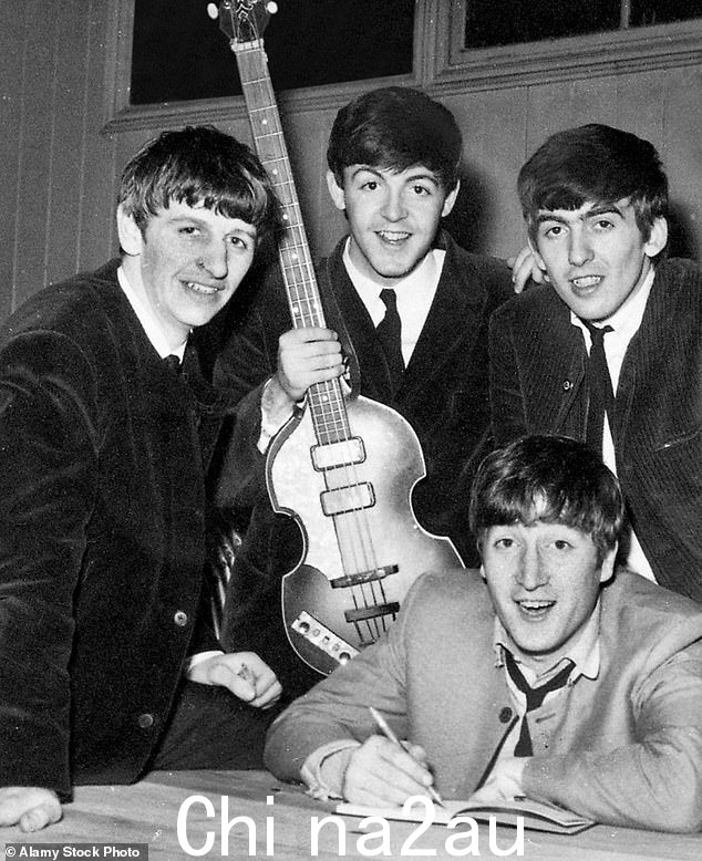 Beatlemania:从左起顺时针方向:乔治·哈里森、保罗·麦卡特尼、林戈·斯塔尔和约翰·列侬,1962 年,林戈加入乐队