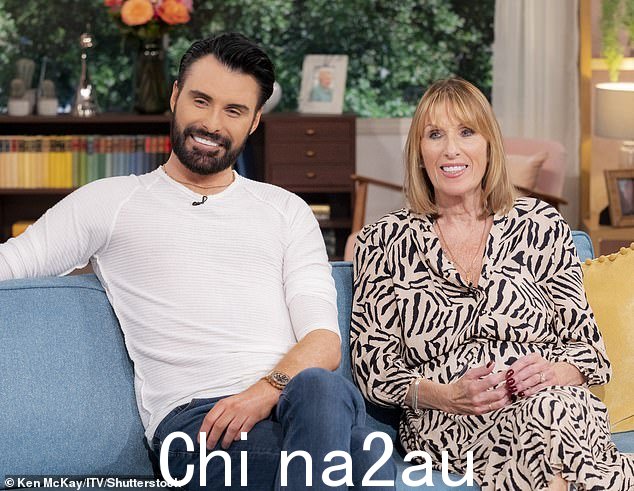 快乐:琳达在事故发生后得到了儿子 Rylan 的精心照顾,并自费用飞机将她送回英国(六月的今天早上合影)