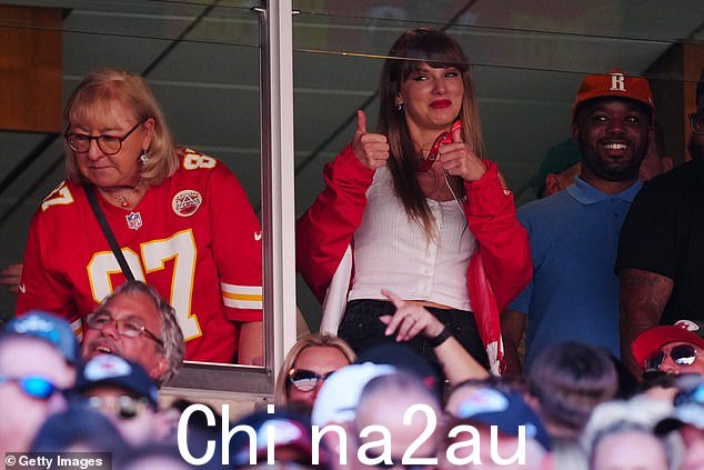 大反应:泰勒·斯威夫特 (Taylor Swift) 首次与她的绯闻男友特拉维斯·凯尔斯 (Travis Kelce) 一起出现在周日堪萨斯城酋长队比赛中为他加油之后,球迷们陷入了疯狂他们对这一目击事件作出了反应