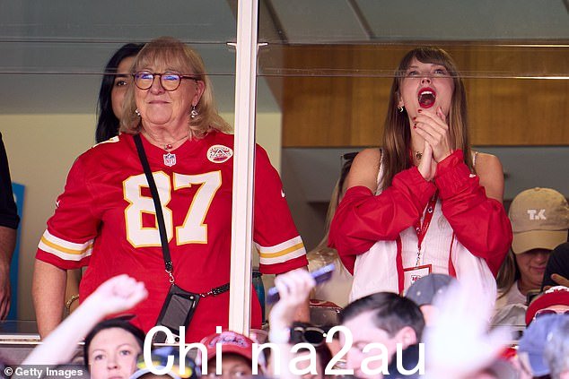 泰勒·斯威夫特 (Taylor Swift) 和特拉维斯·凯尔斯 (Travis Kelce) 确认了他们的关系!这对情侣第一次被发现在一起,歌手在与母亲唐娜 (Donna) 疯狂庆祝触地得分后与这位酋长队球星一起退出更衣室(如图)