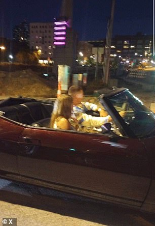 特拉维斯·凯尔斯 (Travis Kelce) 驾驶泰勒·斯威夫特 (Taylor Swift) 开着他的老式敞篷车在堪萨斯城转悠