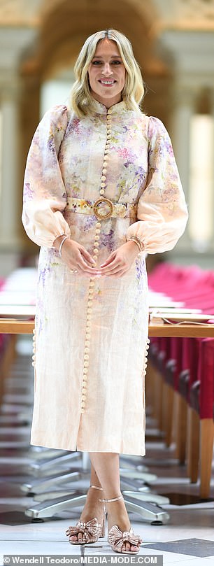 这位 35 岁的前 NRL WAG 周二穿着 Zimmermann 的 950 美元梦幻花卉纽扣中长连衣裙,看起来毫不费力地别致