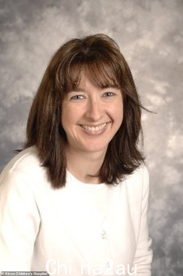 Brenda Powell,50 岁,当她的女儿杀死她时,她正在与悉尼大学通电话