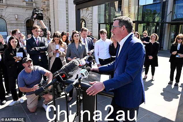 丹·安德鲁斯召开了一场紧急新闻发布会,并宣布他将于周二下午退出政坛。甚至他自己的一些核心小组同事也不知道会发生这样的事情