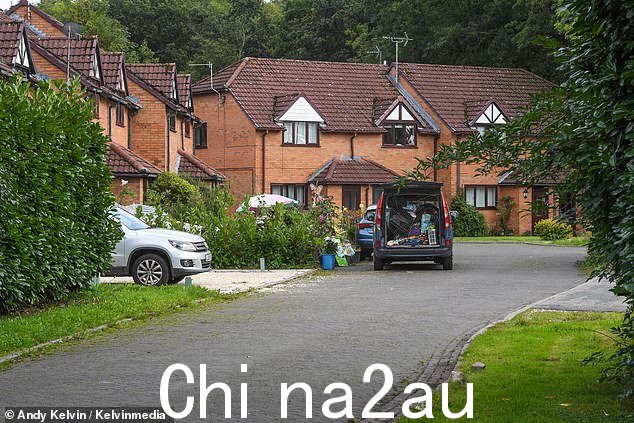 图为奥布卡斯卡斯与邻居划船的路