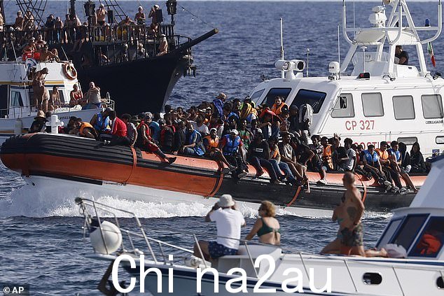 右翼梅洛尼正在对非法移民采取强硬立场,但意大利今年的移民人数激增,迄今为止约有 133,000 人登陆意大利,而 2022 年同期约为 69,800 人。图为:9 月 18 日,一艘意大利海岸警卫队船只在意大利南部西西里兰佩杜萨岛港口附近运送移民