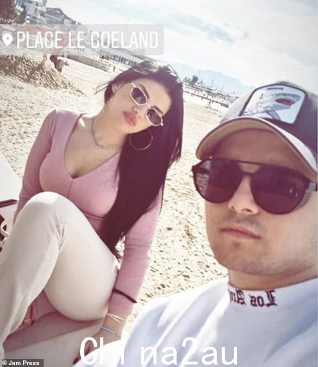 Alessia 的一位密友(与未婚夫马里奥·卢切西在戛纳的私人海滩合影)说,她一直对自己的胸部有一种情结,但在她看来,它们是完美的