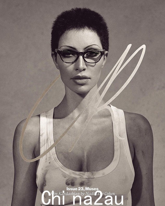 哇:金·卡戴珊 (Kim Kardashian) 剃着光头,戴着眼镜,登上了本周极其前卫的 CR Fashion Book 封面,看起来简直认不出来了