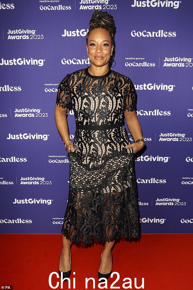 完美!安吉拉·格里芬 (Angela Griffin) 抵达活动现场时,身穿一件别致的带有裸色衬里的黑色蕾丝礼服,庆祝使用 JustGiving 的筹款活动和慈善机构