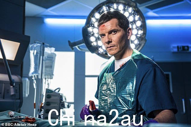 忙! Casualty 的 Nigel Harman 刚从《舞动奇迹》培训课程中脱颖而出,凭借饰演 Max Cristie 博士的角色获得了最佳戏剧明星奖杯
