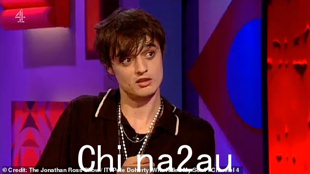 出席派对的还有摇滚明星 Pete Doherty,他当时是模特凯特·莫斯 (Kate Moss) 吸毒成瘾的男友,他在 2005 年至 2007 年间与两人约会