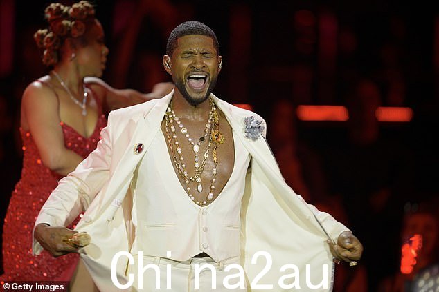 R&B 传奇:这位偶像戴着一条巨大的项链,并用一副黑色太阳镜遮住眼睛,看起来很前卫