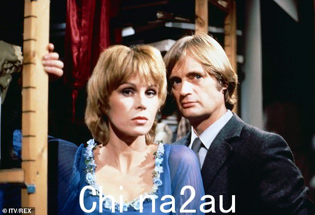 David McCallum 与 Joanna Lumley 一起出现在电视剧《蓝宝石与钢铁》中