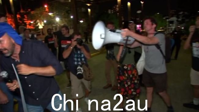 抗议者群体在参议员 Jacinta Price 和 Warren Mundine 举行的反对集会上发生冲突。图片:澳大利亚天空新闻