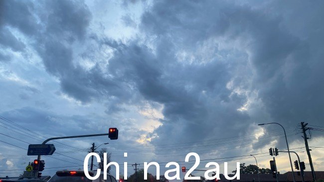 A 照片周三下午 5 点 30 分左右，在悉尼上北岸的 Wahroonga 拍摄到的照片显示，不祥的云层正在形成。图片：澳大利亚天空新闻