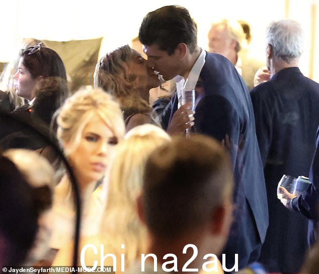在其他客人的注视下,塔米和马特享受了一场激烈的扁桃体曲棍球比赛,而旁观者则目瞪口呆