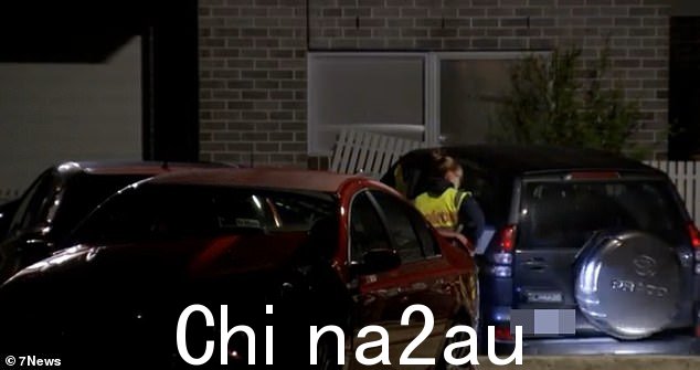 侦探们整夜检查了一辆丰田 Pardo,据称该车撞上了三辆停放的汽车