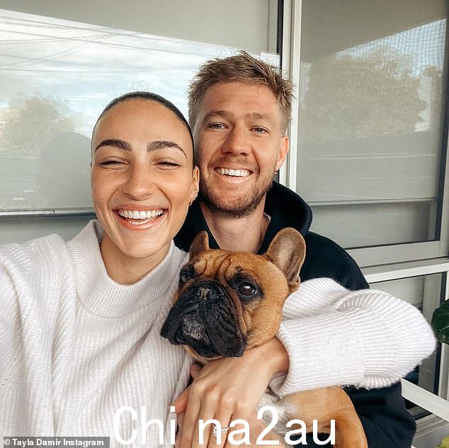 AFL WAG 泰拉·达米尔 (Tayla Damir) 猛烈抨击澳洲航空,因为澳洲航空在从墨尔本飞往珀斯的航班延误后,将她的狗“关在板条箱里九个多小时,没有食物”:“这太恶心了”