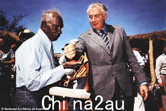 广播主持人本·福特汉姆 (Ben Fordham) 引用了时任总理高夫·惠特拉姆 (Gough Whitlam) 将土地归还给原住民文森特·林贾里 (Vincent Lingiari) 的标志性时刻,作为倾听原住民意见的明显例子