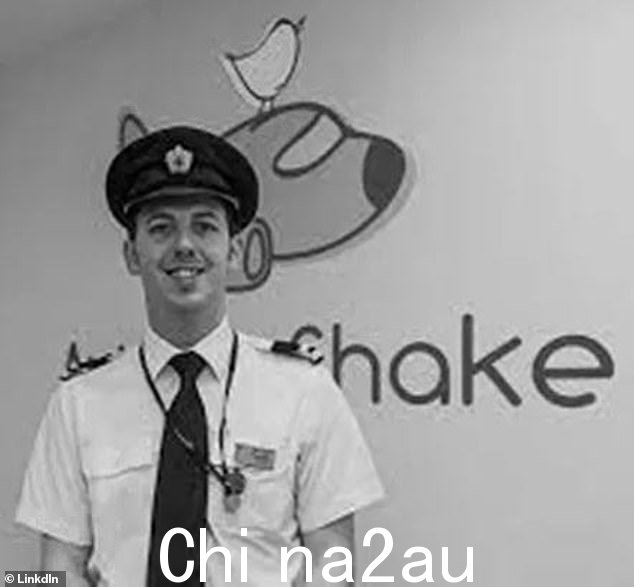 比顿身穿制服,声称他在狂欢期间从一名裸露上身的女人身上吸食了可卡因,并发短信给同事