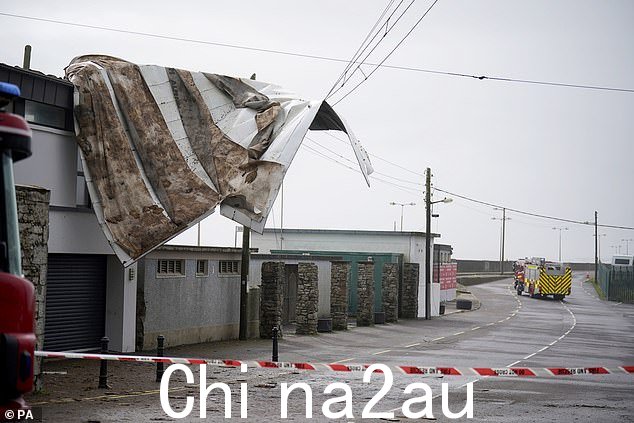 科克郡约尔的场景,当艾格尼丝风暴袭击爱尔兰时,一栋建筑的屋顶被掀翻