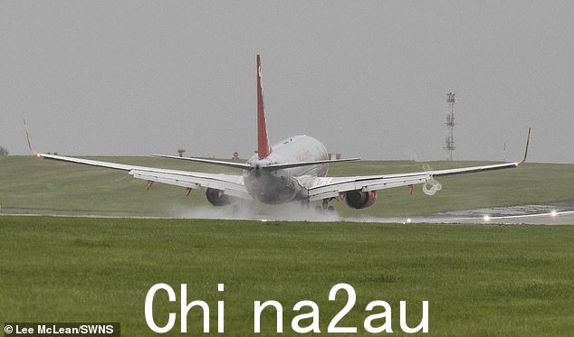 今天,风暴艾格尼丝登陆英国,西约克郡出现大风和大雨。图为周三降落在利兹布拉德福德机场的飞机