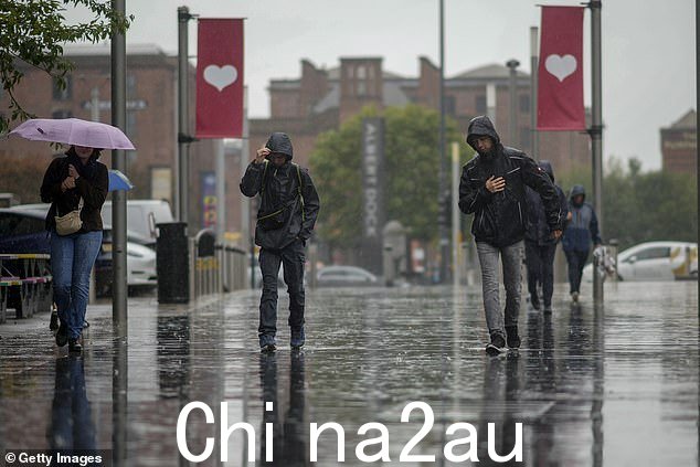 今天下午艾格尼丝风暴袭击利物浦,人们冒着大雨和强风
