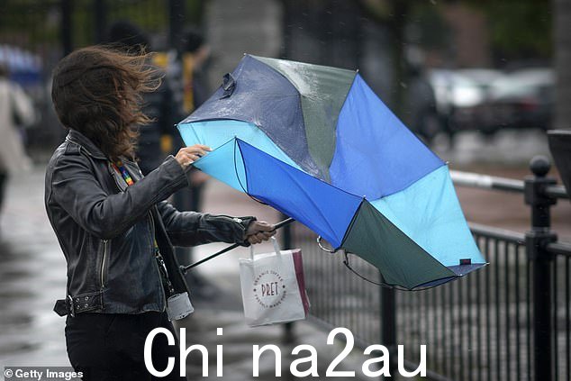 今天下午艾格尼丝风暴袭击利物浦,人们冒着大雨和强风