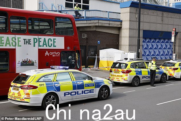 一名少女被刺死后,克罗伊登市中心的一辆公共汽车附近竖起了警方证据帐篷