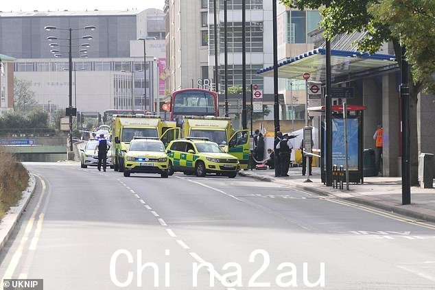 一些警察和护理人员被召集到现场,该区域已被封锁