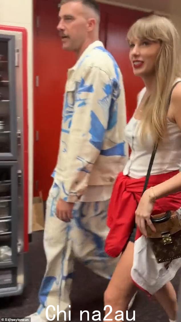 比赛结束后,第一次看到两人并肩走出更衣室
