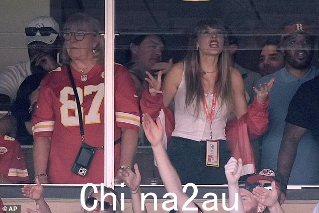 斯威夫特坐在凯尔斯的母亲唐娜旁边,酋长们在家里处理事务