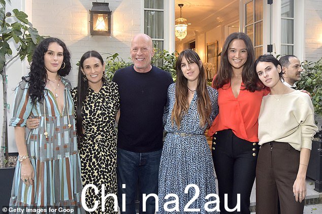 家人:布鲁斯的女儿斯考特和塔卢拉在 2019 年采访(从左到右)鲁默·威利斯、黛米·摩尔、布鲁斯·威利斯、斯考特、艾玛和塔卢拉后对艾玛表示支持