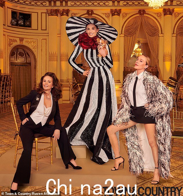 黑白球:与女主角一起登上封面的还有 Diane Lane 和 Chloe Sevigny