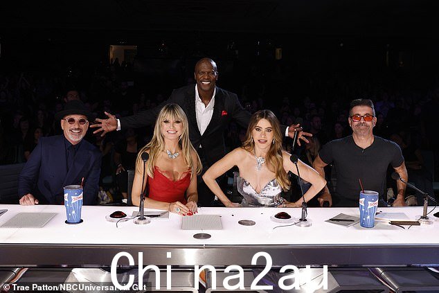 返回黑色:西蒙·考威尔 (Simon Cowell) 是四位评委中的最后一位。他穿着标准的黑色 T 恤,戴着橙色眼镜。主持人特里·克鲁斯 (Terry Crews) 穿着黑色西装