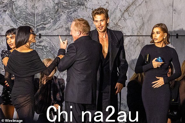 华丽:海莉穿着黑色长裙和系带高跟鞋,与黛米·摩尔 (Demi Moore) 等人交往时,看起来一如既往的迷人和 Zoe Kravitz(左)