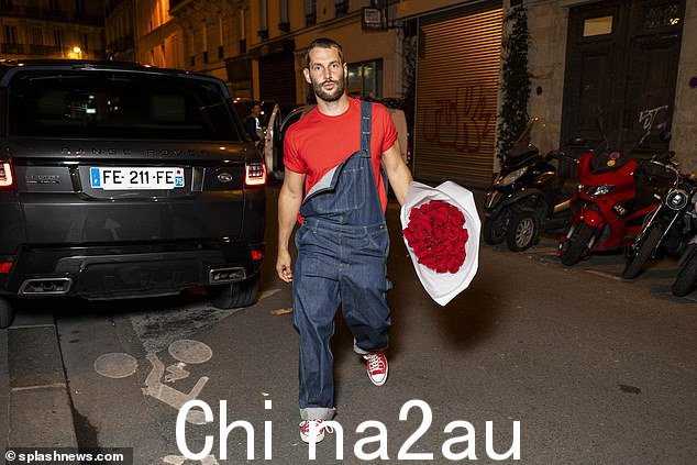 Sweet:Simon Porte Jacquemus 带着一束红玫瑰作为礼物forRosalia